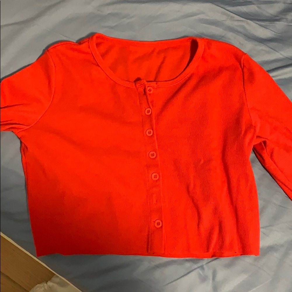RED CROPPED BUTTON UP